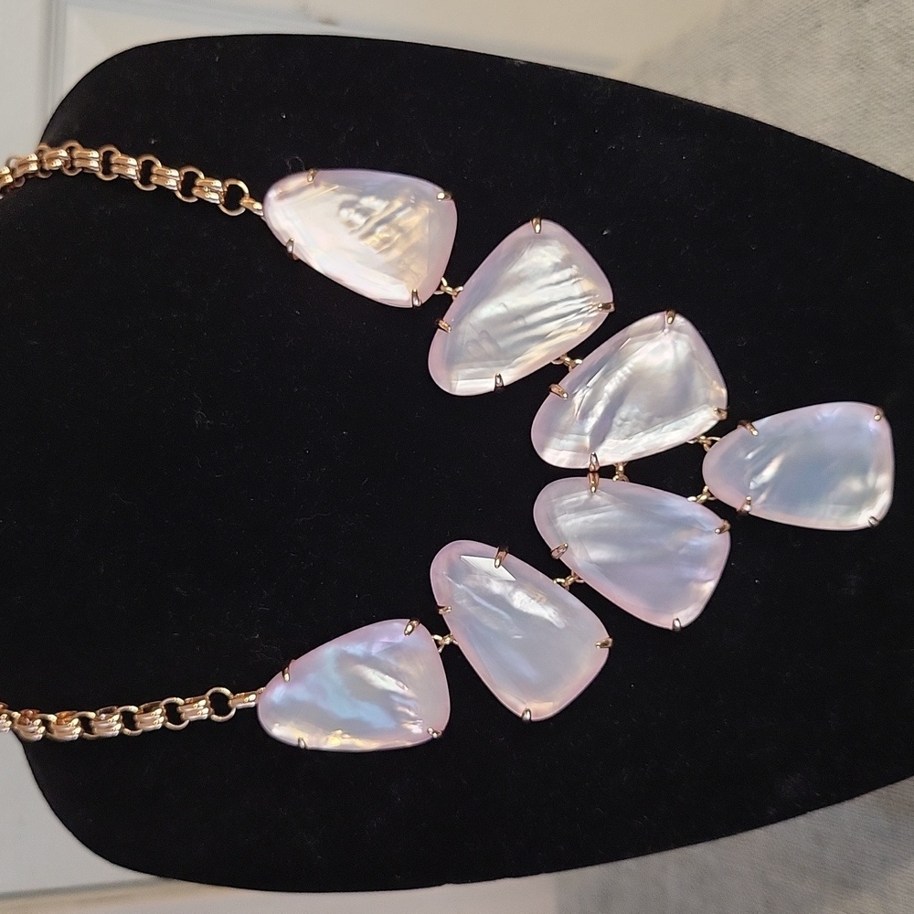 Kendra Scott Harlow Statement Necklace in Rose Quartz and Rose Gold - Picture 2 of 4